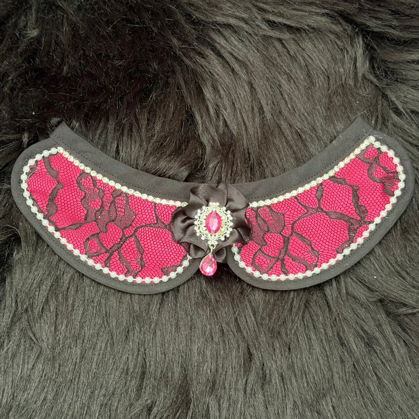 Collar Vintage Style Satin/Black Lace Overlay