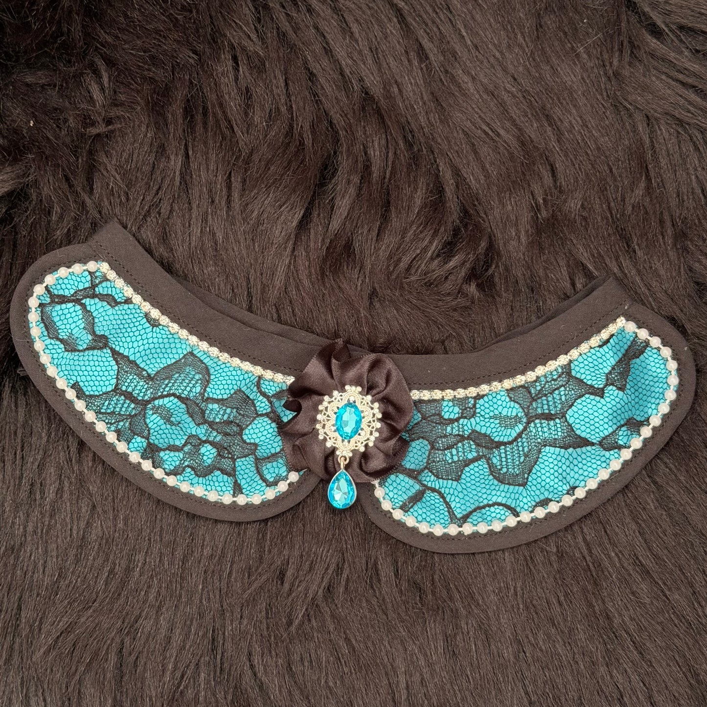 Collar Vintage Style Satin/Black Lace Overlay